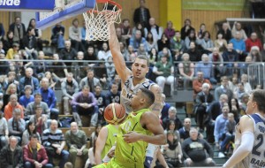 Setzt spielerisch zum Dunk an: Waverly Austin - Mann des Spiels mit 22 Punkten (Foto: Alfred Gerold)