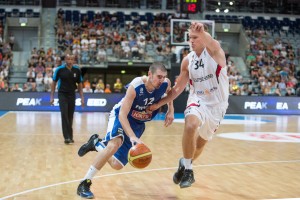 li: Nando DE COLO gegen Johannes LISCHKA , Deutschland vs. Frankreich,   © Copyright: AS Sportfoto / Sörli Binder,  www. as-sportfoto.de, MSP_0608_Basket, S.Binder Hauptstr. 143 69168 Wiesloch, as-sportfoto@hotmail.de , Steuernummer 32035/38579 Finanzamt Heidelberg,