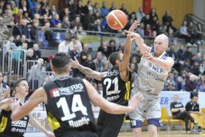 Zwar etwas knapp, aber letztlich die entscheidenden Prozentpunkte besser: Max Rockmann und die MLP Academics besiegen die ETB Wohnbau Baskets um Tre Bowman.     Foto: Alfred Gerold.