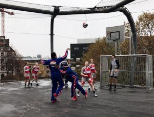 Spiel, Spaß und viel gute Laune – das machte auch den beiden Globetrotters Spaß: Cheese Chisholm: „Ich liebe Basketball und deshalb gebe ich gerne etwas an Jüngere weiter.“    Fotos: Marco Grund