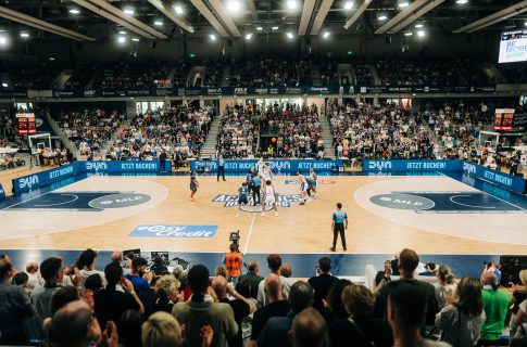 MLP Academics feiern mit Courtside Seats Premiere
