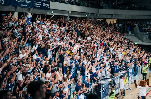 Public Viewing in der Halle02: Halbfinale Spiel 3