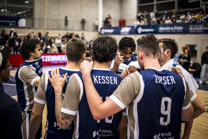 Mit dem Rücken zur Wand in Nymburk